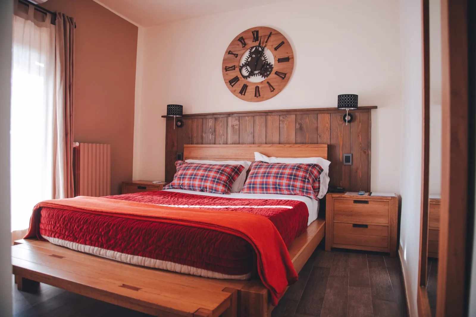 Una camera del resort con mobili in legno restaurati