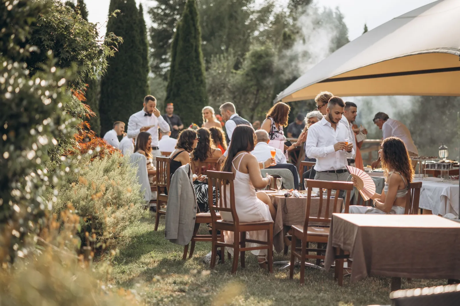 Gli invitati chiacchierano durante l’aperitivo in giardino