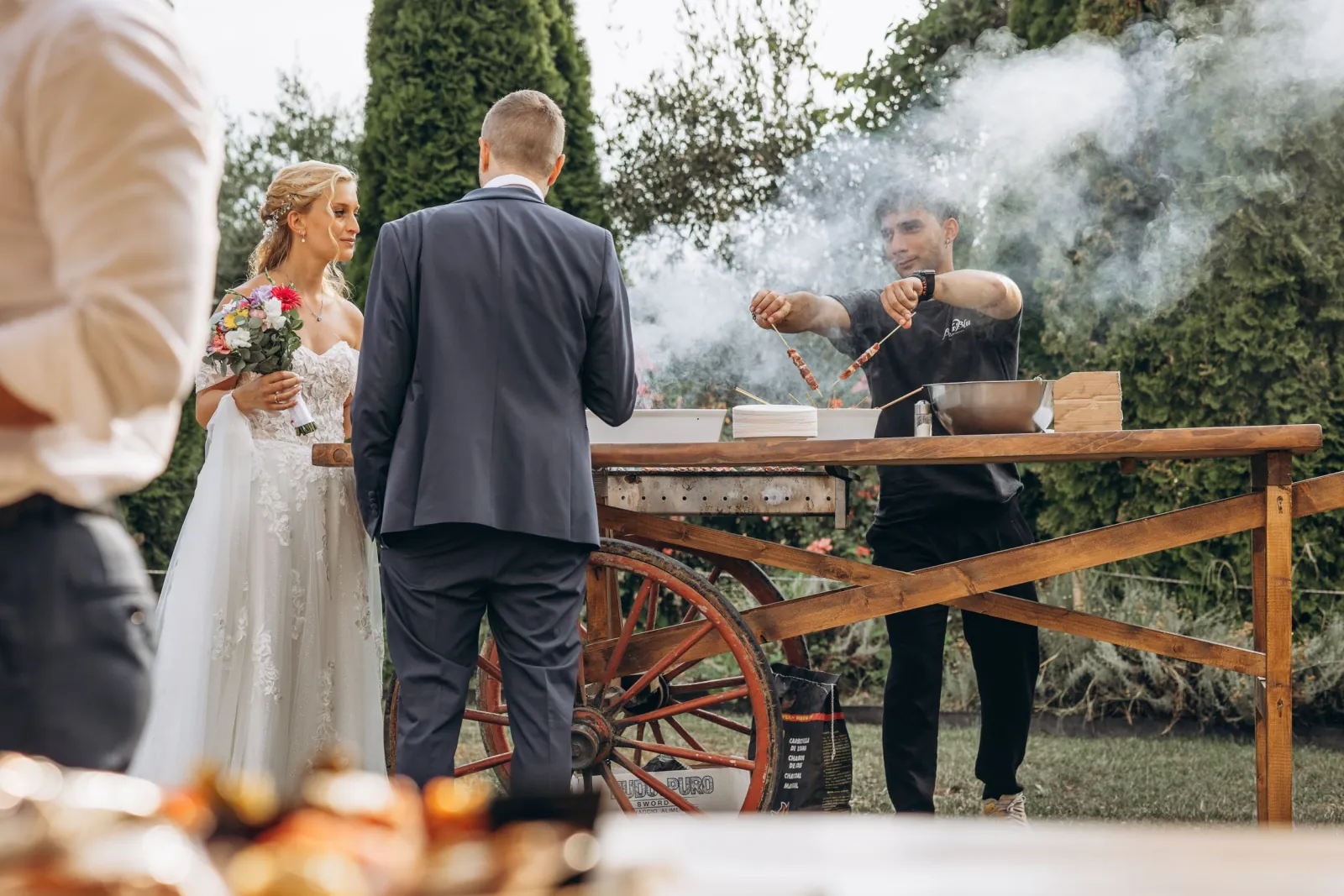 Gli sposi davanti al carretto degli arrosticini, preparati al momento