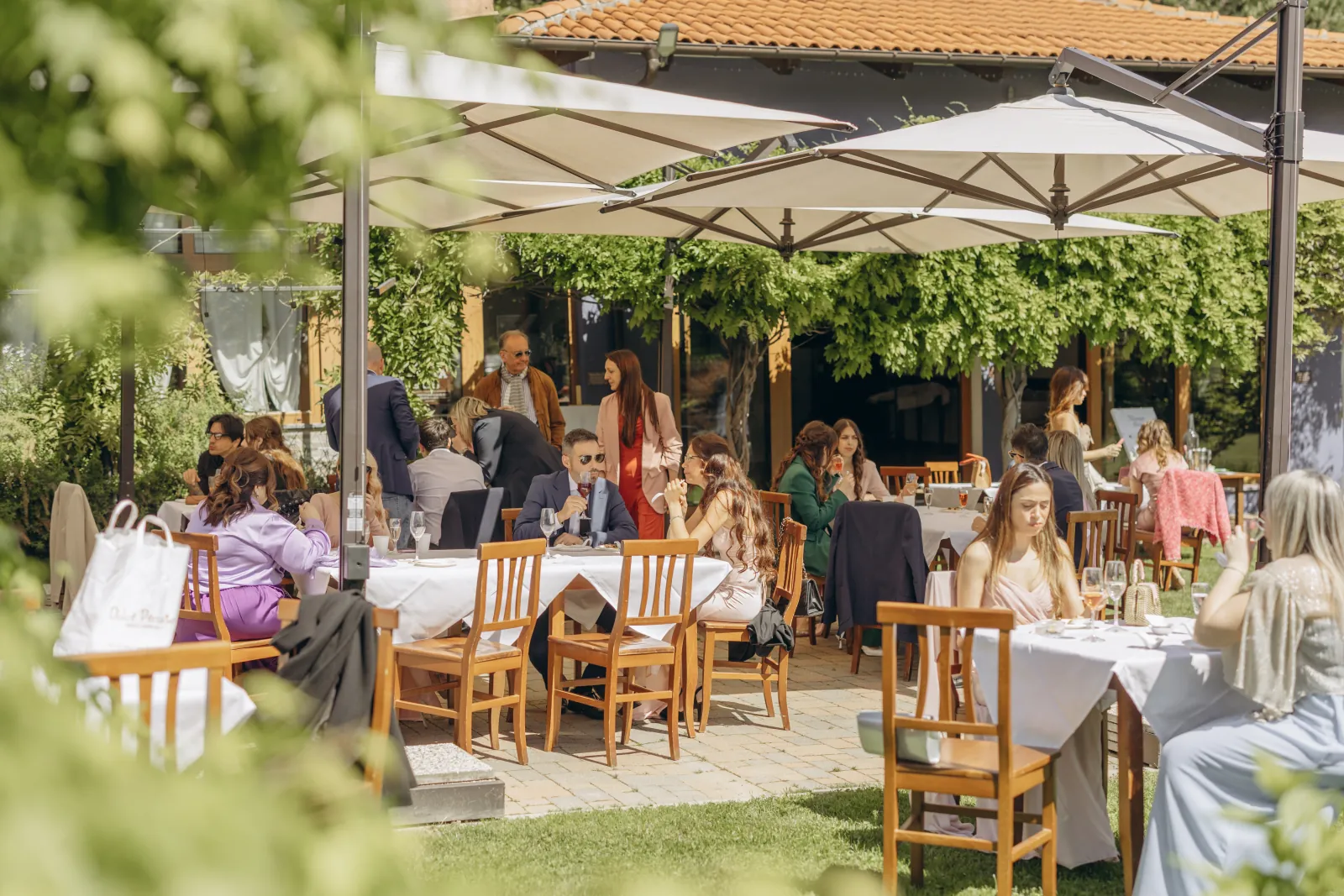 Ospiti nel giardino del ristorante Bacca Blu