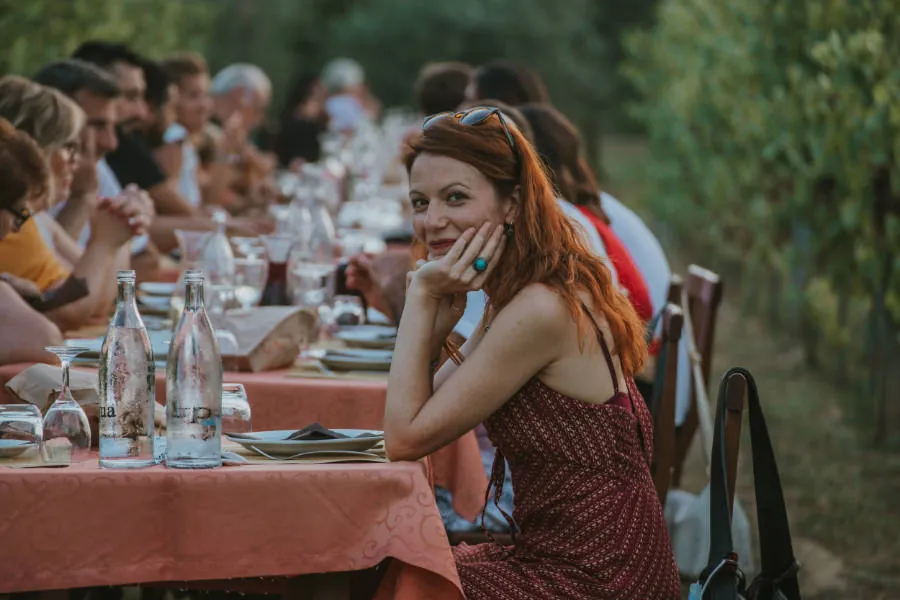 Una cliente a tavola durante una serata a Bacca Blu